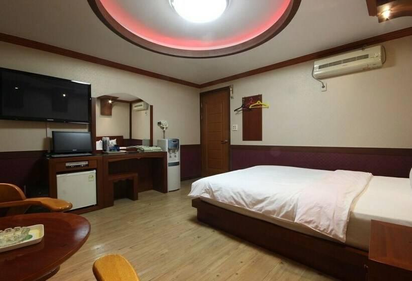 اتاق استاندارد, Utopia Motel