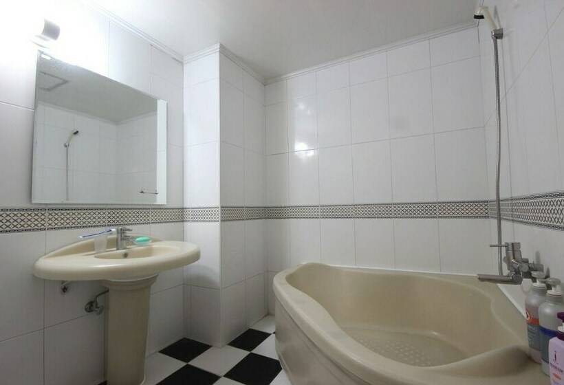 اتاق استاندارد, Utopia Motel