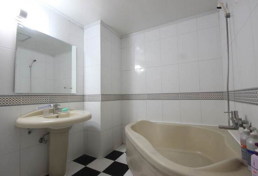 اتاق استاندارد, Utopia Motel