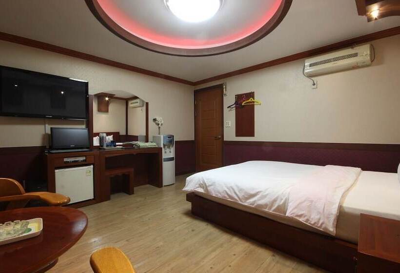 اتاق استاندارد, Utopia Motel