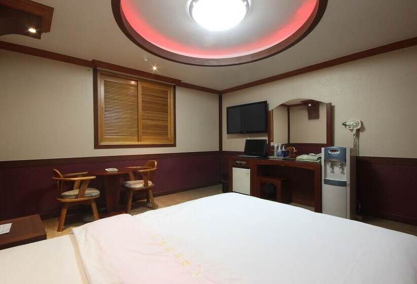 اتاق استاندارد, Utopia Motel