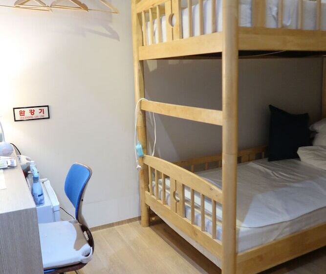 اتاق استاندارد با تخت‌های تاشو, Andong Poonggyung Hostel N Library