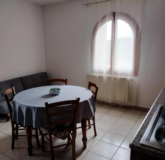 آپارتمان سوپریور 1 خوابه, Bandi House