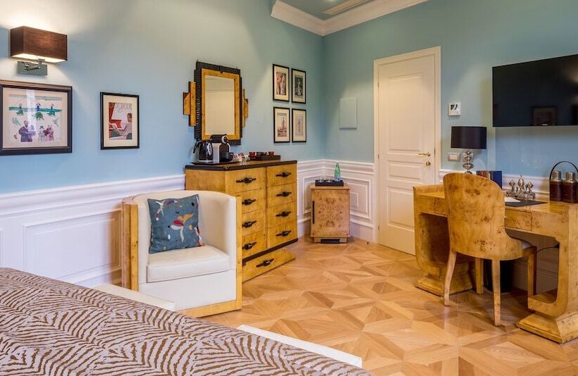 اتاق لوکس با تخت بزرگ, La Maison Du Sage