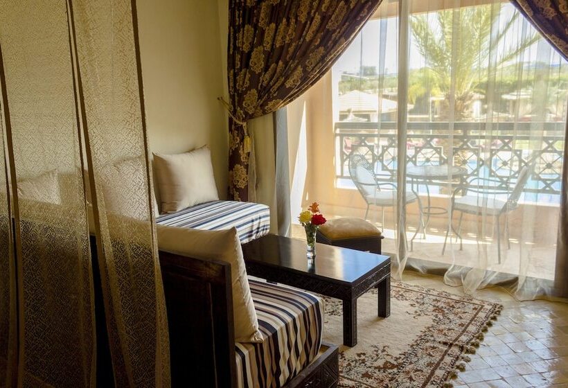 اتاق استاندارد با چشم‌انداز استخر, Club Paradisio