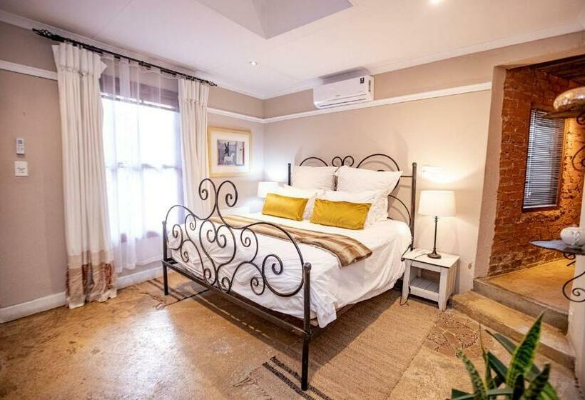 اتاق راحتی, 84 On Fourth Guest House