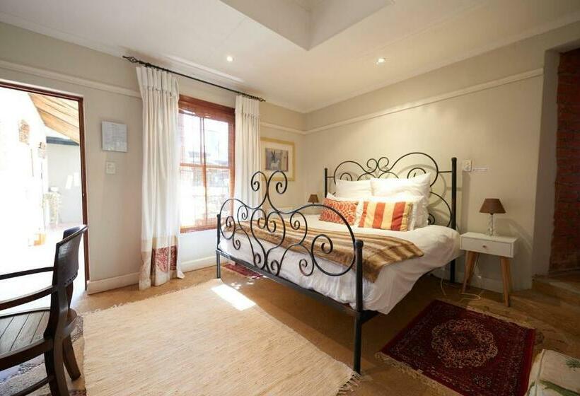 اتاق راحتی, 84 On Fourth Guest House