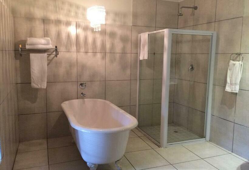 اتاق راحتی, 84 On Fourth Guest House