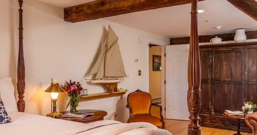 اتاق استاندارد با چشم‌انداز استخر, Kennebec Inn