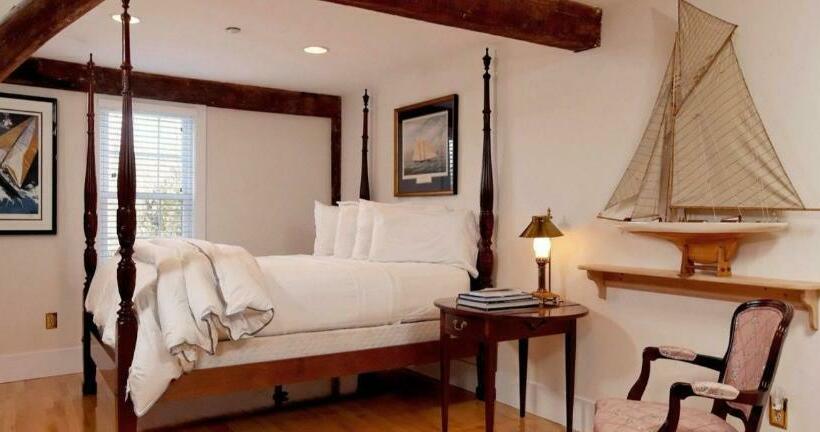 اتاق استاندارد با چشم‌انداز استخر, Kennebec Inn