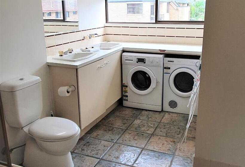 آپارتمان اقتصادی دو خوابه, Burleigh Esplanade Apartments