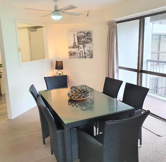 آپارتمان اقتصادی دو خوابه, Burleigh Esplanade Apartments