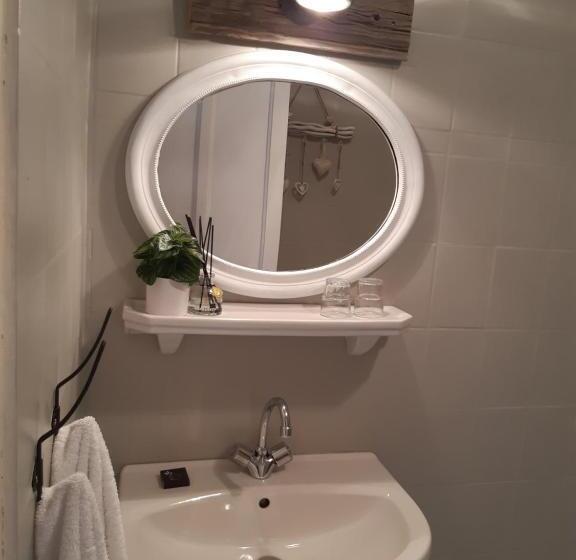 اتاق استاندارد با تخت بزرگ, Bed And Breakfast Les Airelles