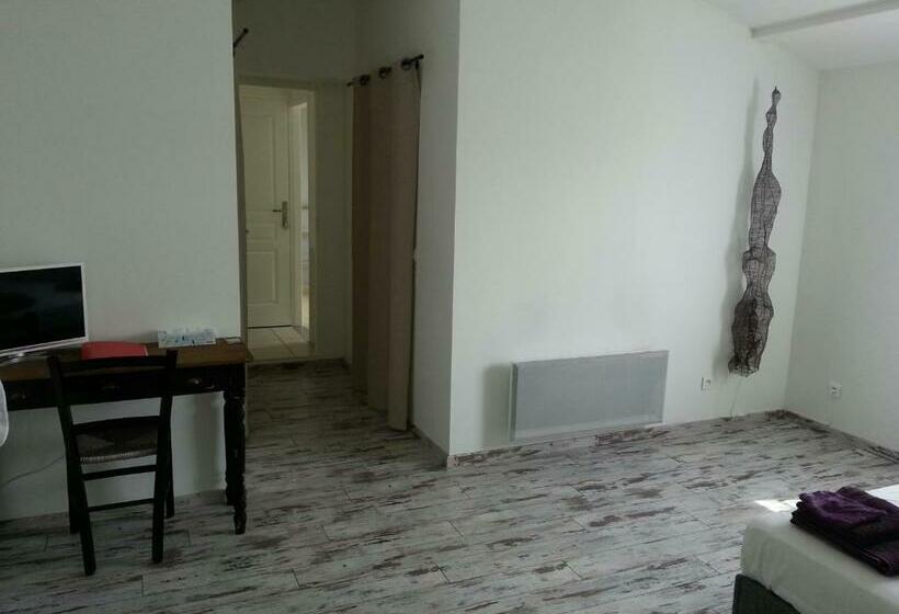 اتاق استاندارد با چشم‌انداز استخر, B&b La Difference