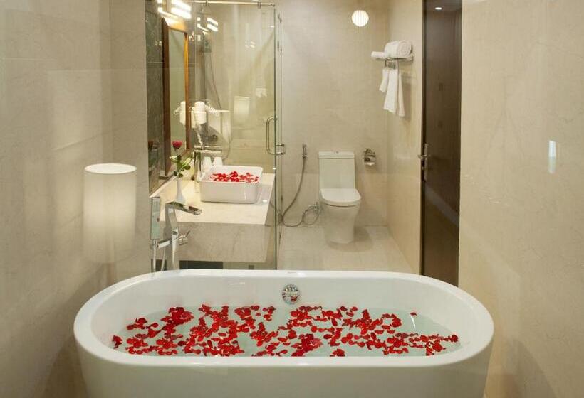 سوییت جونیور با بالکن, Grand Sea Hotel Danang