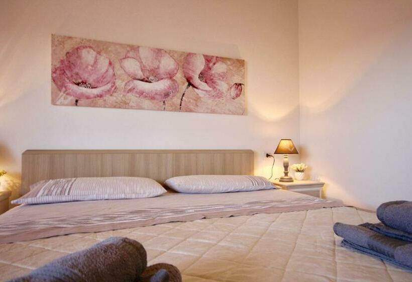 اتاق استاندارد سه نفره, Casa Lucia