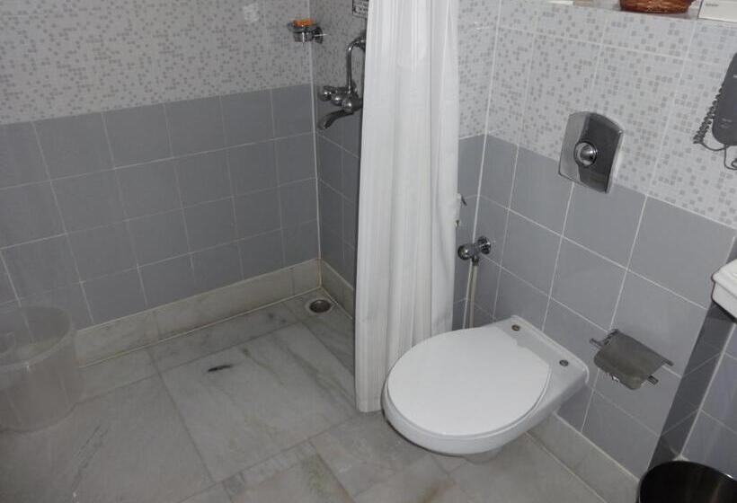 اتاق لوکس, Capitol Residency