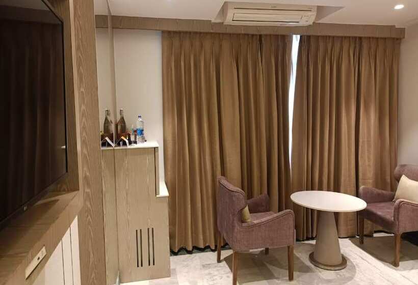 اتاق لوکس, Capitol Residency