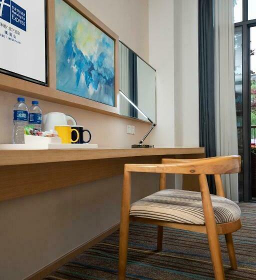 اتاق استاندارد با چشم‌انداز کوهستان, Holiday Inn Express Emei Mountain, An Ihg