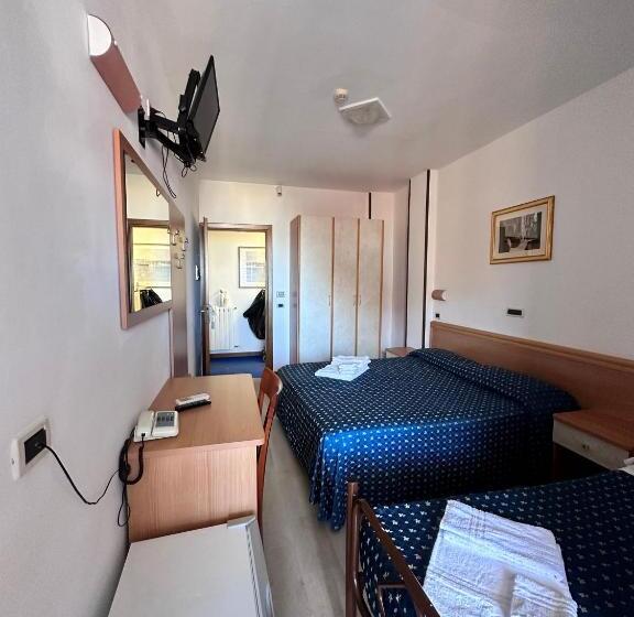 اتاق استاندارد سه نفره, Holiday