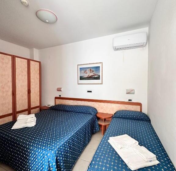 اتاق استاندارد سه نفره, Holiday