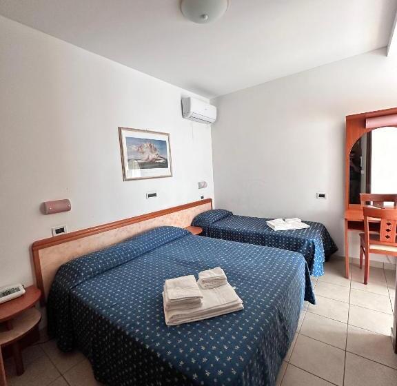 اتاق استاندارد سه نفره, Holiday