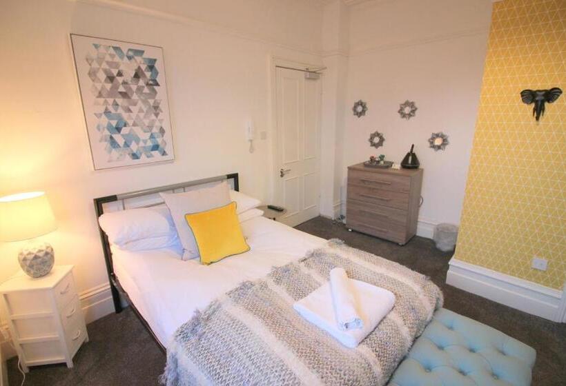 Standard Single Room Single Bed, Cambridge City Rooms Paymán Club