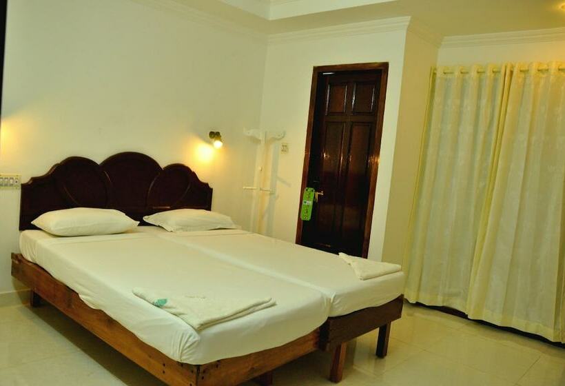 اتاق لوکس با چشم‌انداز استخر, Nikhil Beach Resort