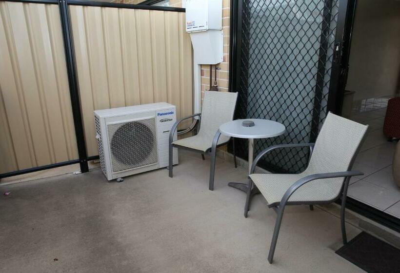 اتاق خانوادگی, Emerald Central Palms Motel