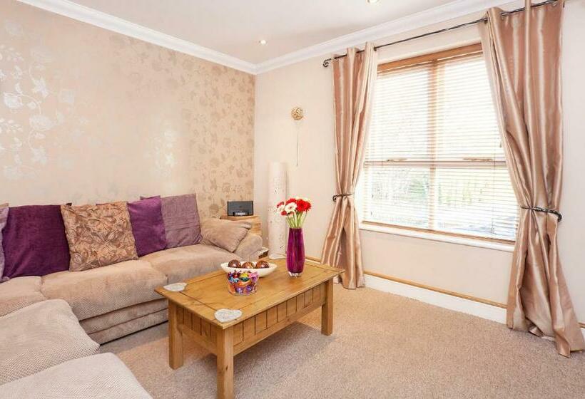 آپارتمان 3 خوابه, Riverbank View Three Bedroom Apartment With Free Parking