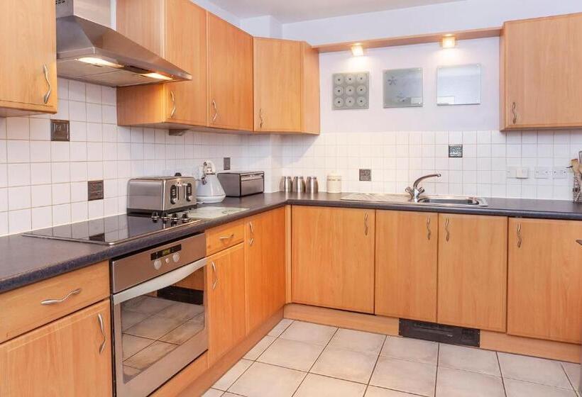 آپارتمان 3 خوابه, Riverbank View Three Bedroom Apartment With Free Parking