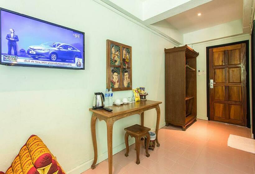اتاق سوپریور با چشم‌انداز شهر, A Hotel Budget