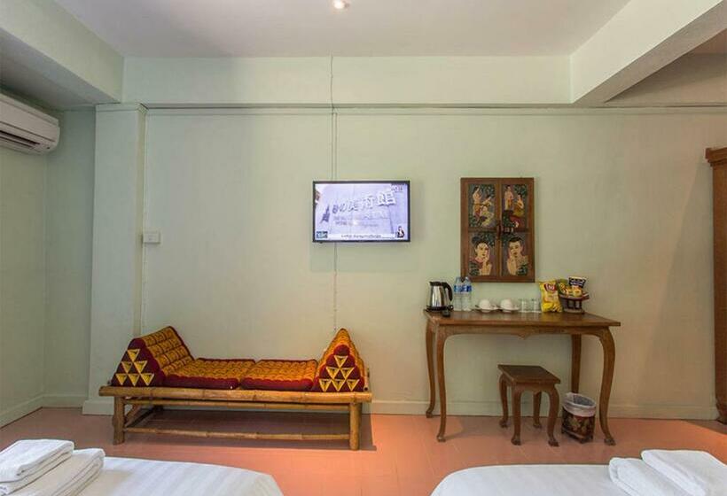 اتاق سوپریور با چشم‌انداز شهر, A Hotel Budget