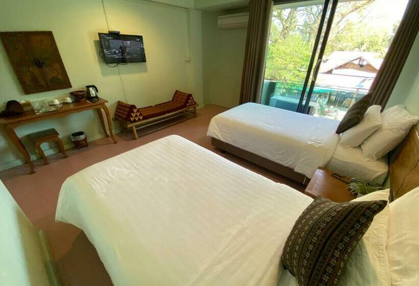 اتاق سوپریور با چشم‌انداز شهر, A Hotel Budget