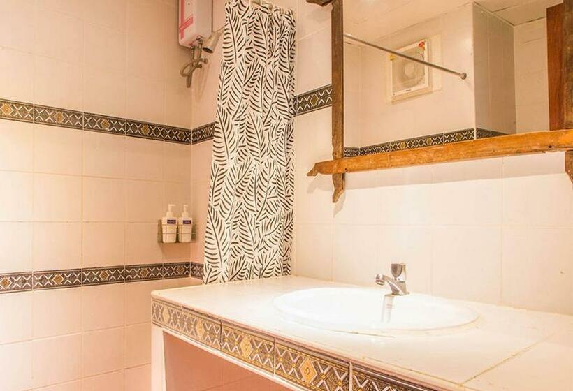 اتاق سوپریور با چشم‌انداز شهر, A Hotel Budget