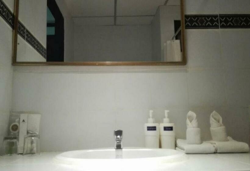 اتاق سوپریور با چشم‌انداز شهر, A Hotel Budget