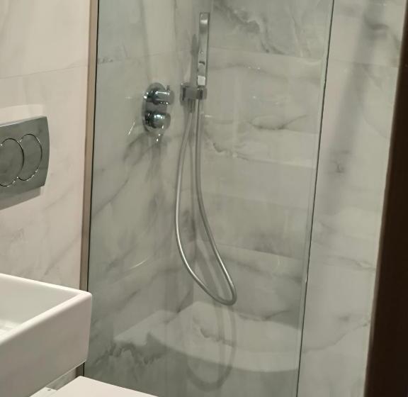 اتاق استاندارد سه نفره, Chicago