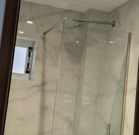 اتاق استاندارد سه نفره, Chicago