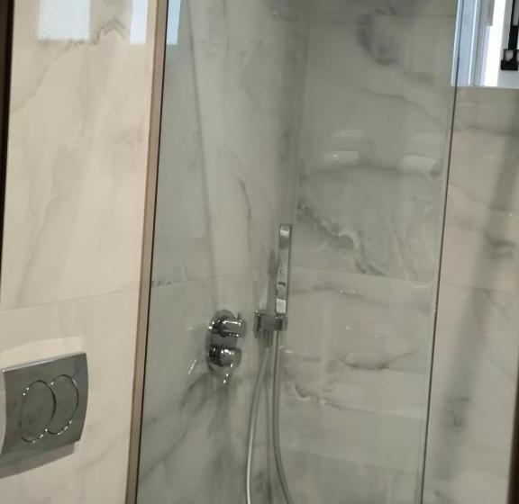 اتاق استاندارد سه نفره, Chicago