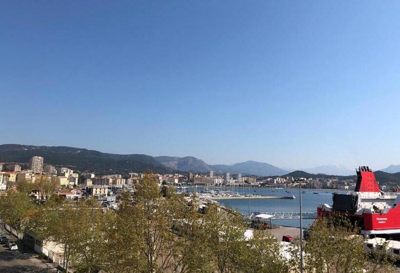 سوییت اجرایی, Le Dauphin