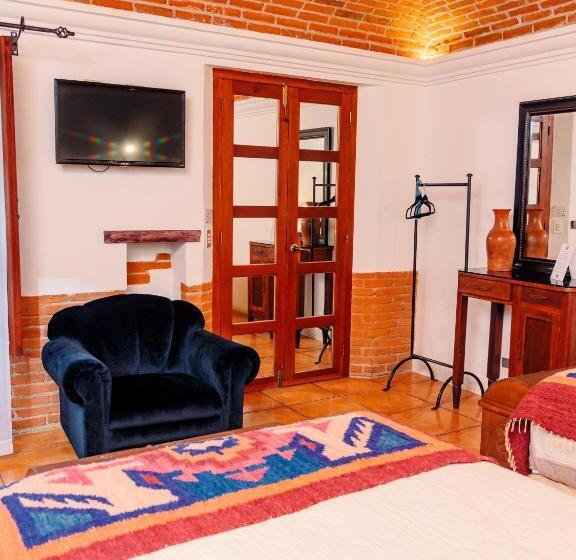 اتاق استاندارد سه نفره, Naif Boutique
