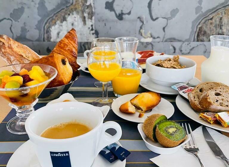 اتاق استاندارد سه نفره, Restaurant Santiago