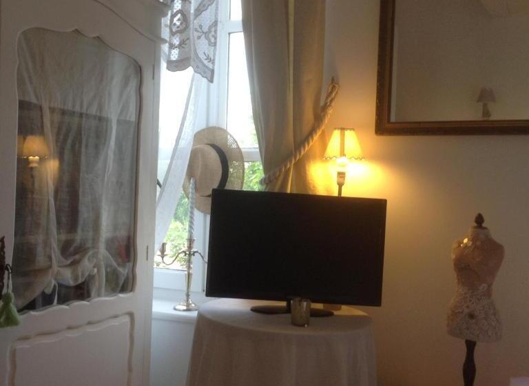 Standard room with outdoor bath, La Maison Du Phare De Honfleur Chambre D Hôtes B&b  Jacuzzi   Shabby Chic