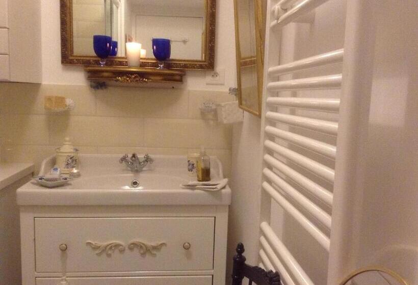 Standard room with outdoor bath, La Maison Du Phare De Honfleur Chambre D Hôtes B&b  Jacuzzi   Shabby Chic