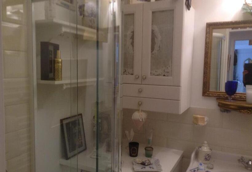 Standard room with outdoor bath, La Maison Du Phare De Honfleur Chambre D Hôtes B&b  Jacuzzi   Shabby Chic