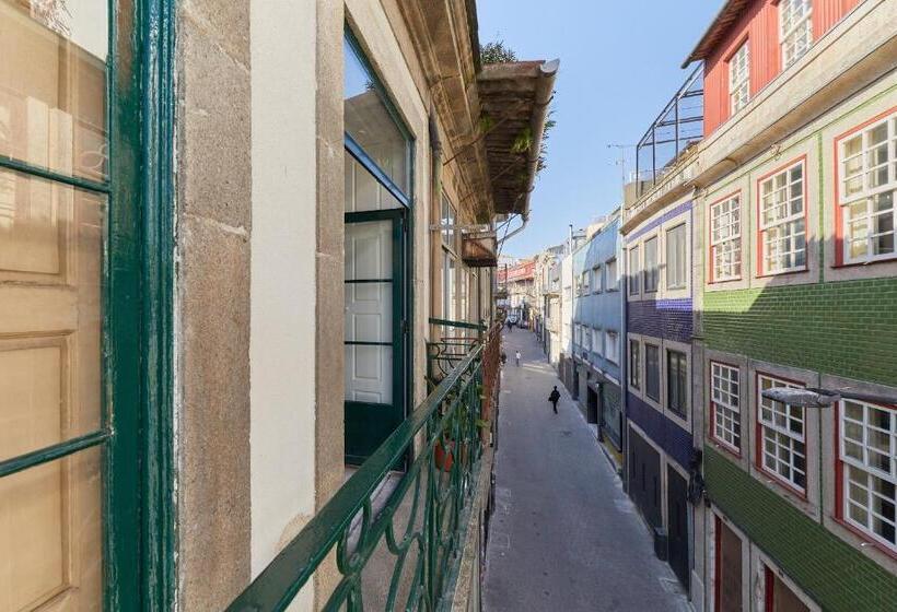 اتاق خانوادگی, A Portuguesa Guest House
