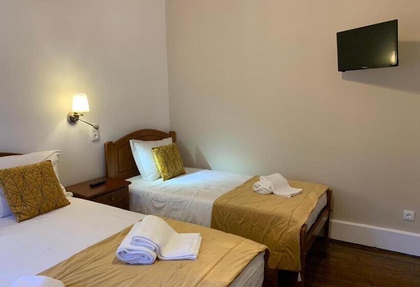 اتاق استاندارد سه تخته با سرویس بهداشتی مشترک, A Portuguesa Guest House