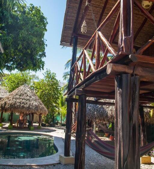 بانگلوی استاندارد, Playa Grande Surf Camp
