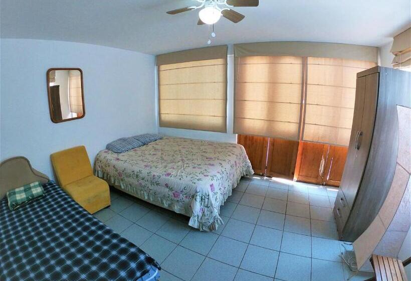 اتاق استاندارد با چشم‌انداز استخر, Waves Surf Camp Peru