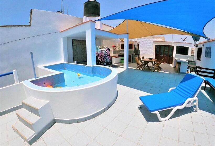 اتاق استاندارد با چشم‌انداز استخر, Waves Surf Camp Peru